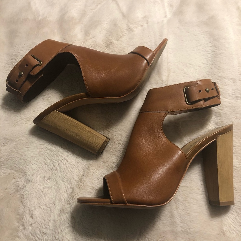 Peep toe bootie
